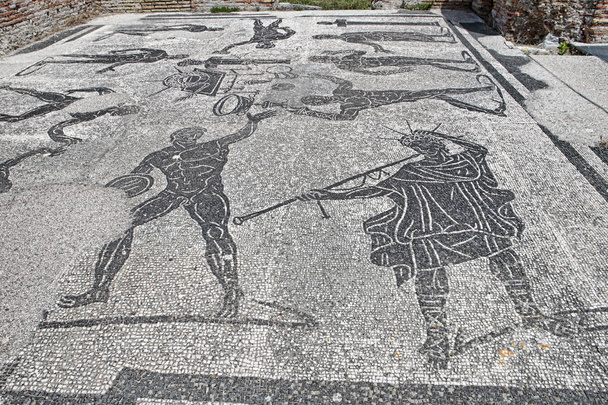 Arte romana antiga com o mosaico representando atletas e trumpe
 - Foto, Imagem