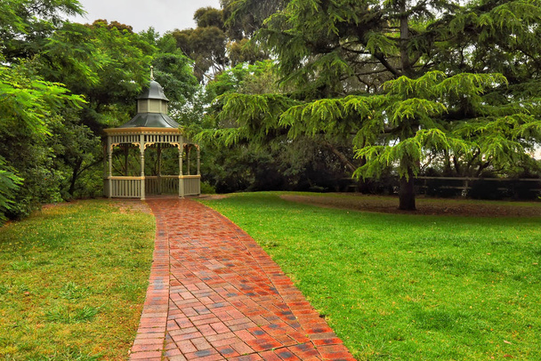 Дождливый день в парке Уилсон. Парк расположен на шоссе Принц в Бервике, Виктория, Австралия. - Фото, изображение