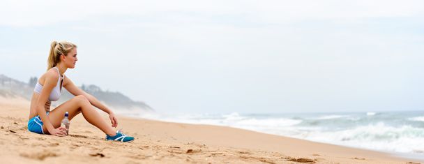 Fitness girl on beach - Foto, Imagen