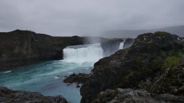 Godafoss waterval op bewolkte, regenachtige dag, IJsland. - Video