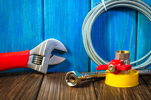 Sanitär- und Werkzeugbedarf auf blauem Holz- und Vintage-Hintergrund. - Foto, Bild