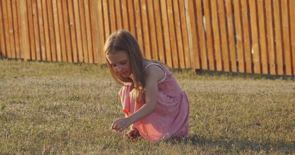 Маленькая девочка прячется в поле
 - Фото, изображение