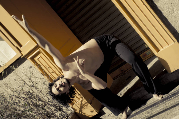 Latina dançarina do sexo masculino posando com figuras de dança
 - Foto, Imagem