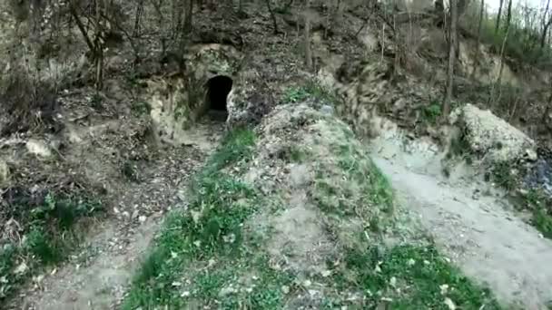 Ein alter Keller, der einem Hobbit-Haus ähnelt. der Weg zur kleinen Tür im Berg - Filmmaterial, Video