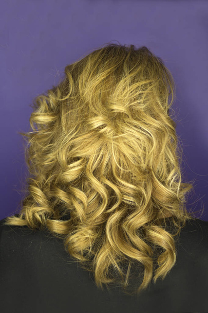 Nő hullámos szőke hajú, zsinórra - Fotó, kép