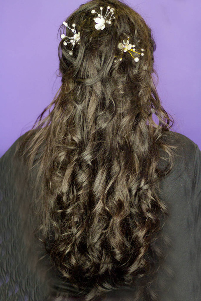 Mujer de mediana edad con cabello castaño largo y rizado
 - Foto, Imagen