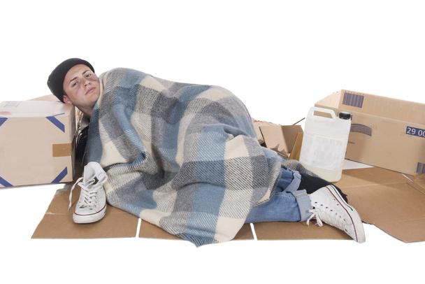 Obdachlose liegen auf Pappe - Foto, Bild
