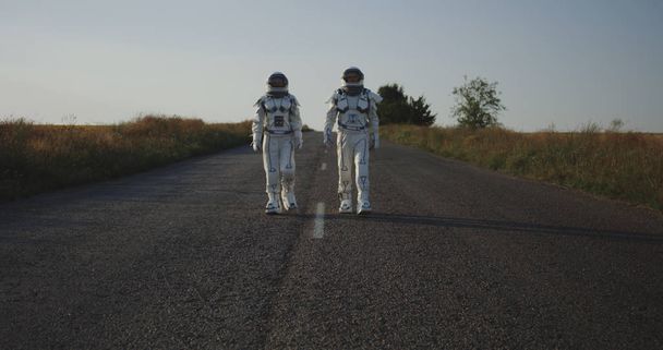 Δύο αστροναύτες περπατούν στο δρόμο - Φωτογραφία, εικόνα