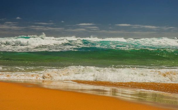 Hullámok a Csendes-óceán partján. Az utazás Ausztráliába. - Fotó, kép