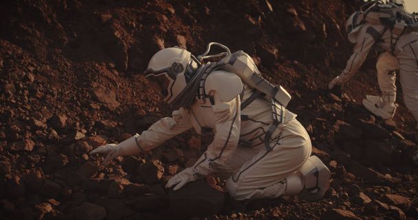 Οι αστροναύτες συλλέγουν δείγματα βράχων στον Άρη. - Φωτογραφία, εικόνα