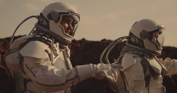 Deux astronautes sur Mars
 - Photo, image