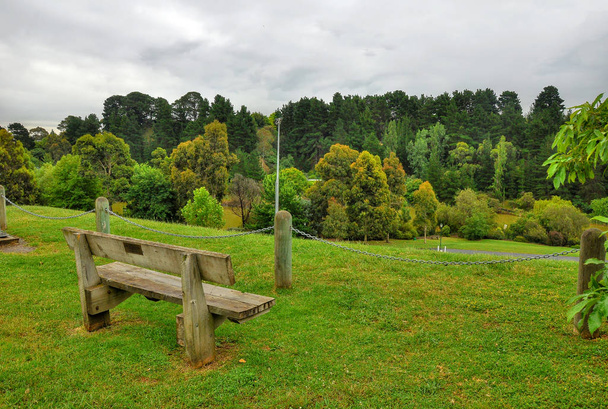 Esős nap a Park Wilsonban. A park található, a hercegek autópálya Berwick, Victoria, Ausztrália. - Fotó, kép