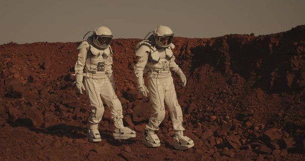 火星のサンプルを調べる2人の宇宙飛行士 - 写真・画像