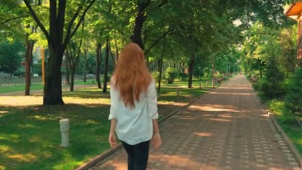 femmes méconnaissables marche le long de ruelle avec des arbres verts
 - Séquence, vidéo