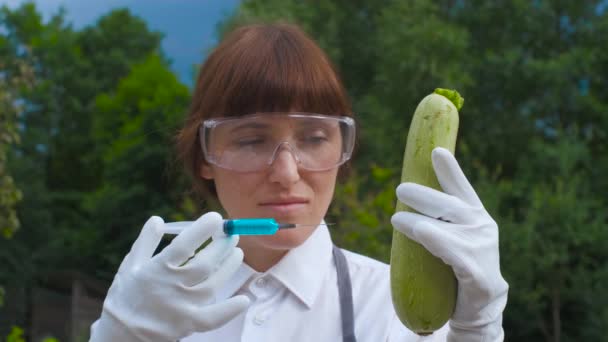 Wetenschapper injecteren van chemicaliën in groene paprika GMO. Concept voor chemisch GGO of genetisch gemodificeerd voedsel. - Video