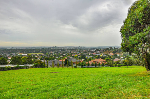 Esős nap a Park Wilsonban. A park található, a hercegek autópálya Berwick, Victoria, Ausztrália. - Fotó, kép
