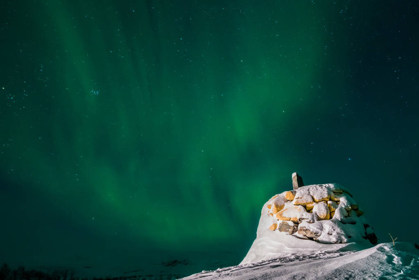 Aurora borealis Norjan rajan yläpuolella - Valokuva, kuva