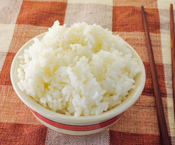 arroz en un tazón sobre un fondo blanco - Foto, imagen