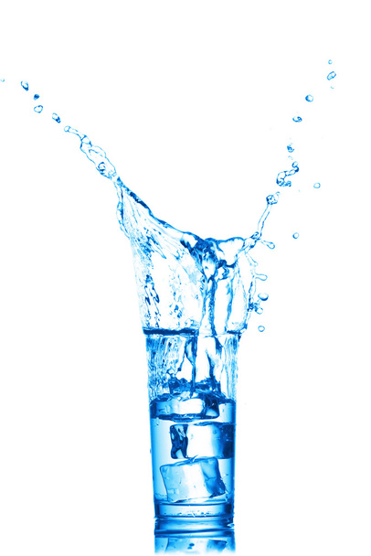 Вода бризкає в склянці на білому тлі
 - Фото, зображення