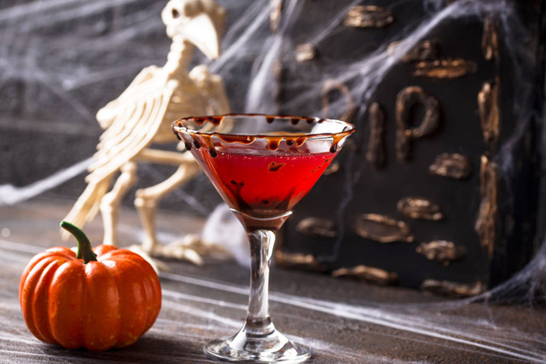 Halloweens beber cocktail martini vermelho
 - Foto, Imagem