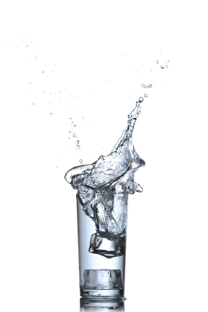 Víz az üveg fehér háttér a vízcseppek - Fotó, kép