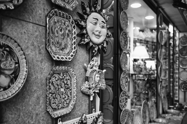 сицилійська кераміка та прикрашені тарілки для продажу
 - Фото, зображення