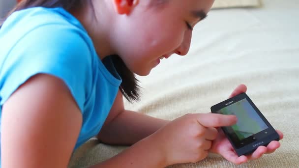 Little girl playing Angry Birds on smart phone - Footage, Video