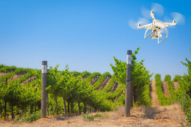 Bezzałogowy samolot system (UAV) quadcopter Drone w powietrzu ponad winogron winnic Farm - Zdjęcie, obraz