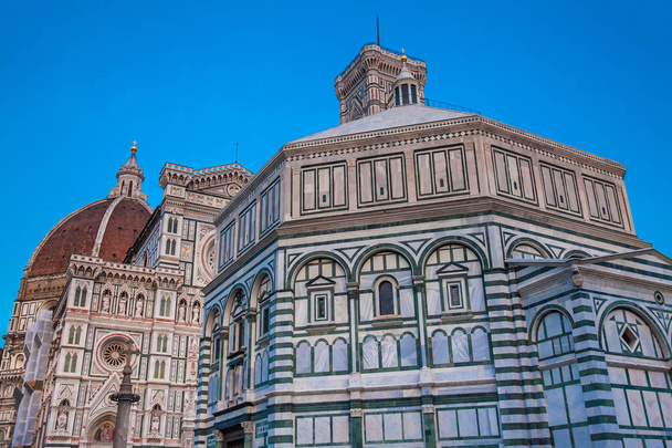The dusk falls over the Baptistery of St. John and Florence Cathedral consecrated in 1436 - Фото, изображение