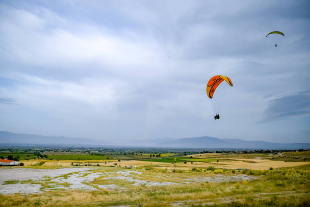 Flying on the wing, parachuting. - Foto, Bild