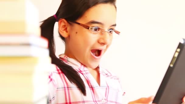 Menina adolescente feliz com seu computador tablet digital
 - Filmagem, Vídeo