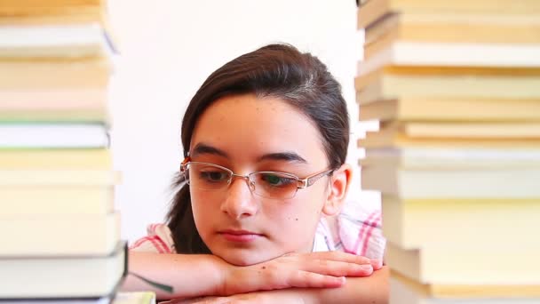 Lány túlterheltek az iskolai munka - Felvétel, videó