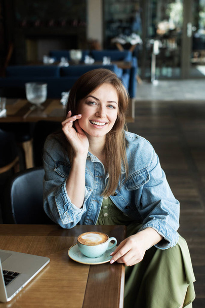 Młoda dziewczyna picie kawy i rozmawiać przez telefon - Zdjęcie, obraz