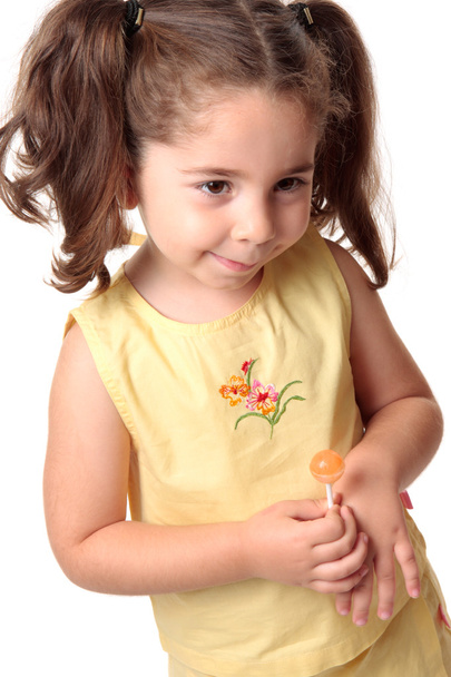Застенчивая маленькая девочка улыбается
 - Фото, изображение
