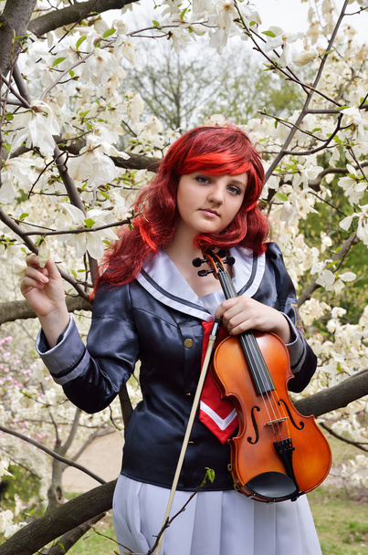 Девочка-подросток со скрипкой в цветущем саду
 - Фото, изображение