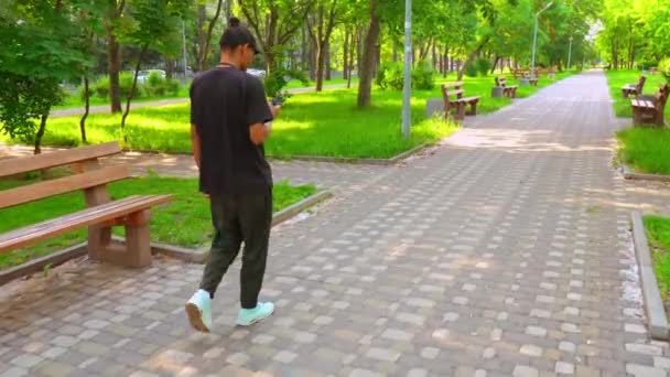 хлопець використовує мобільні смс-повідомлення прогулянки в місті
 - Кадри, відео