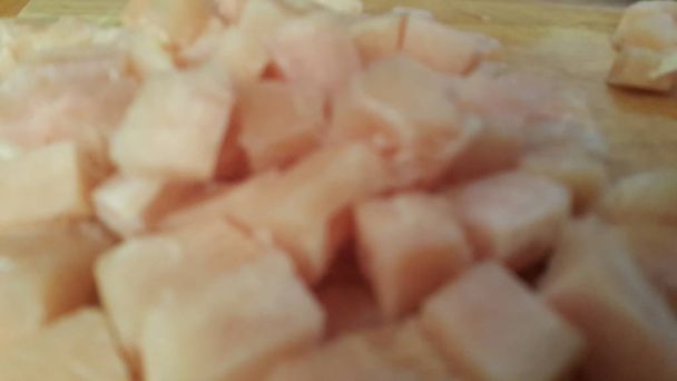 Filetes de carne de pollo frescos finamente picados con grasa de carne
. - Foto, imagen