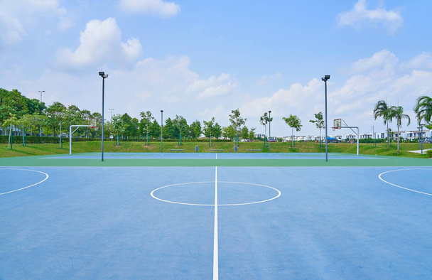 Outdoor open basketball court under sunny sky . Healthy lifestyle sport background . - Foto, immagini