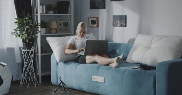 Frau benutzt Laptop zu Hause - Filmmaterial, Video