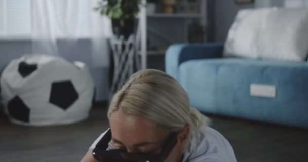 Žena, která pracuje doma s náhlavní soupravou VR - Záběry, video
