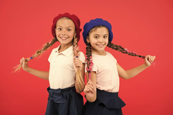 フランス語学校。学校ファッション概念。生徒の笑顔の女の子は、正式な制服とベレー帽の帽子を着用します。国際交流学校プログラム。海外の教育。フォームを適用国際学校に入学 - 写真・画像