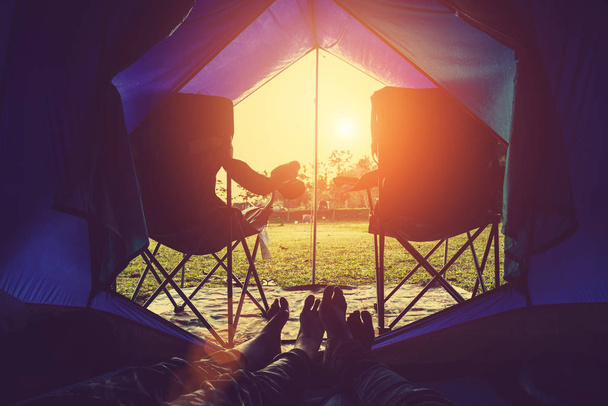 Liebhaber asiatischer Reisen entspannen im Urlaub. . Zelten auf dem Berg. Schlafen Sie in einem Zelt und beobachten Sie nachts die Sterne. thailändische Frauen und Männer Asiaten reisen entspannt in den Urlaub. Zelten auf dem Berg. Thailand - Foto, Bild