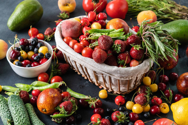 neue saisonale Vielfalt an frischem Obst und Gemüse Lebensmittelgeschäft im Korb - Foto, Bild