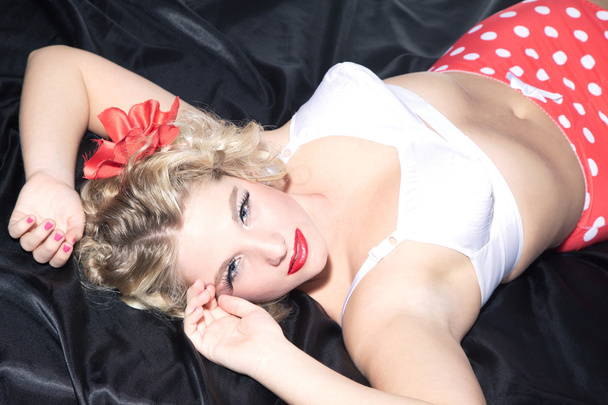 Blonde retro girl on the bed - Foto, afbeelding