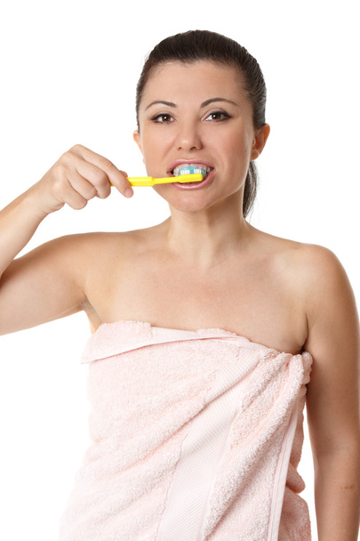 Nainen harjaamalla hampaitaan tooshpastalla ja
 - Valokuva, kuva