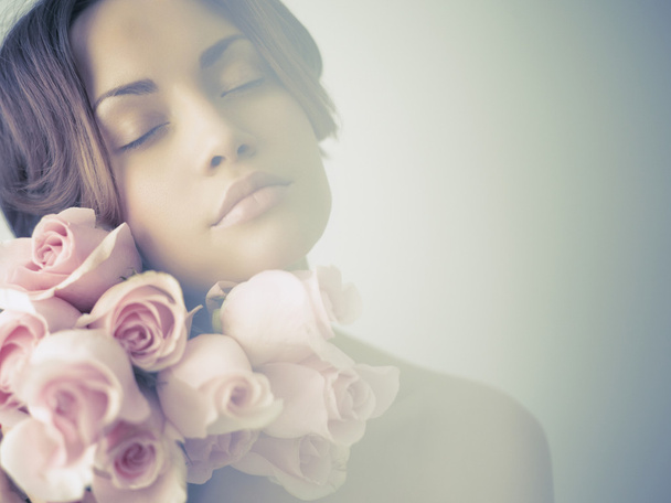 Senhora encantadora com rosas
 - Foto, Imagem