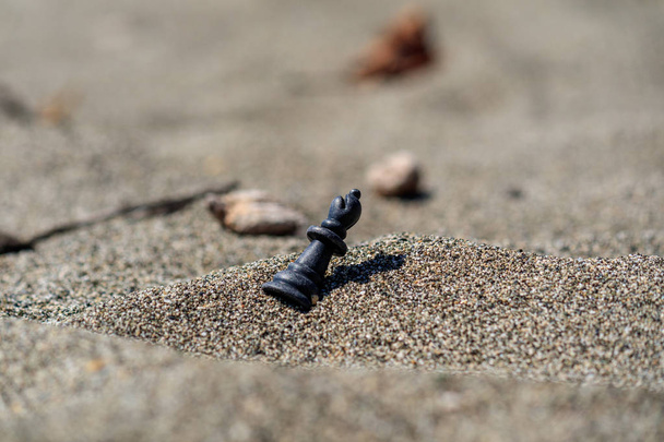 Schachfigur Königin im Sand - Foto, Bild