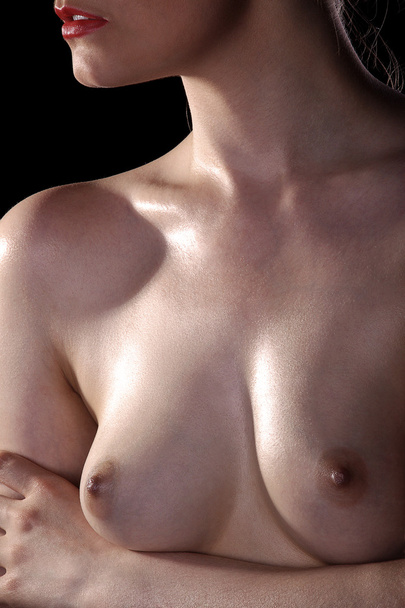 Beautiful naked female body on a dark background - Fotoğraf, Görsel