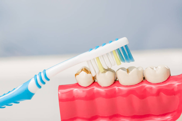 Witte tanden en tandheelkundige instrumenten - Foto, afbeelding