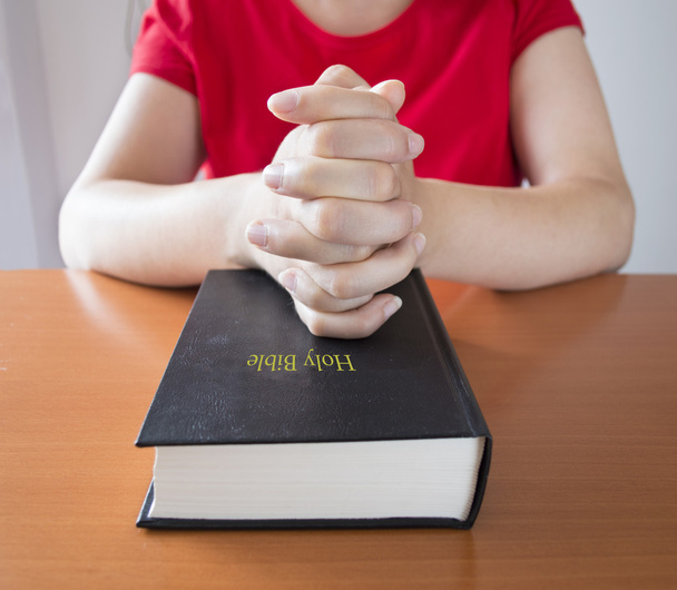 modlitba za svaté Bibli uzavřen - Fotografie, Obrázek